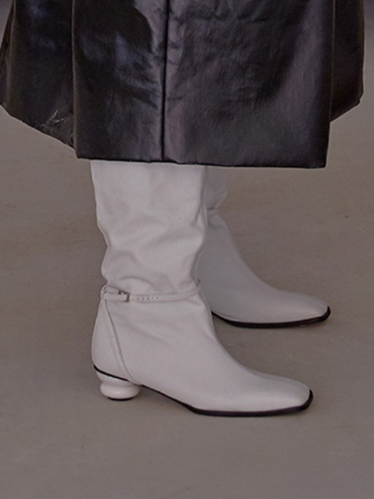 OBJECT LONG BOOTS (WHITE)