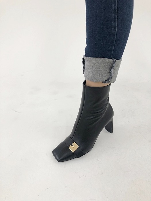 gold button straight line ankle black