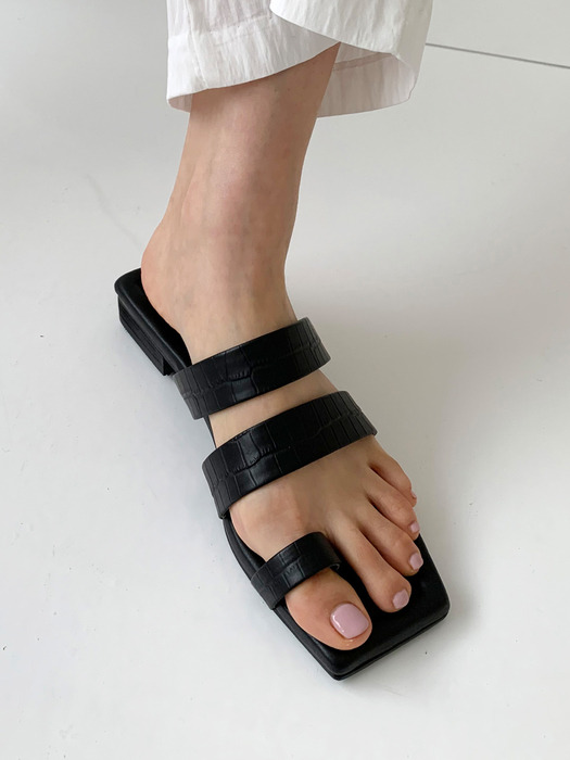 [리퍼브][250]Mrc069 Flat Strap Sandal (Black Crack)