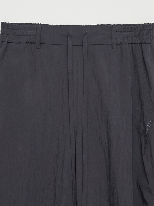 SIDE TUCK BANDING PANTS IN CHARCOAL