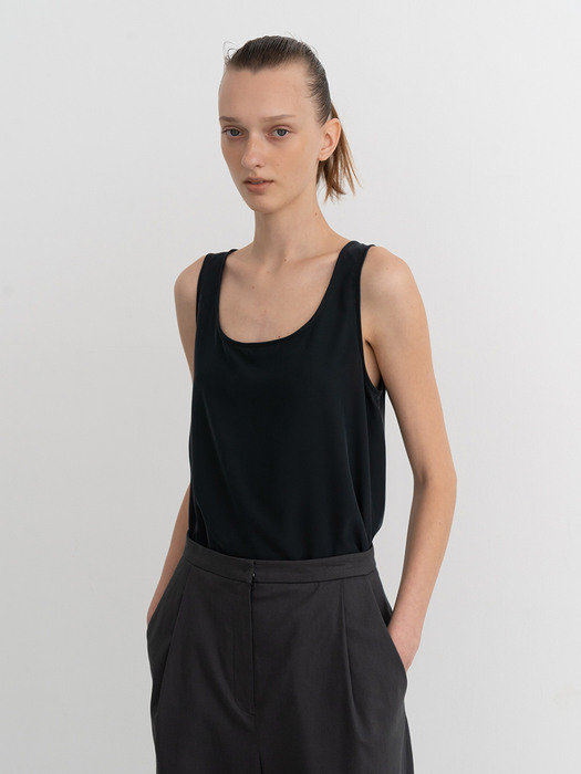 SLEEVELESS TOP (BLACK)