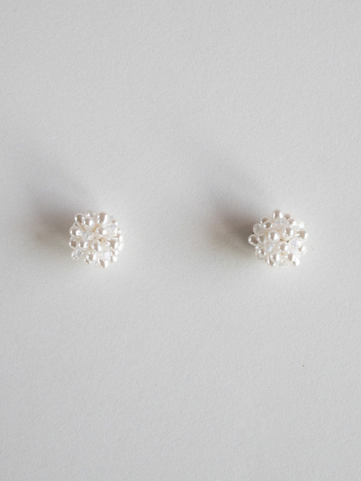 Pearly bouquet earring