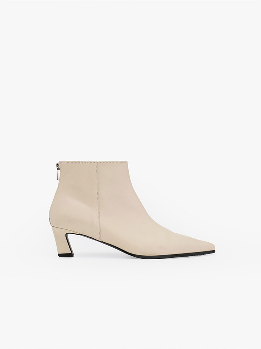 POINTED ANKLE BOOTS / IVORY