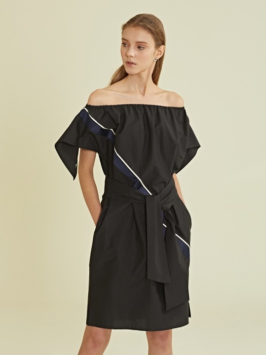 Diagonal Line Volume Dress_Black