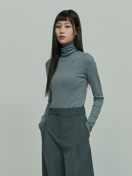 LOGO EMBROIDERED TURTLE NECK TOP GRAY