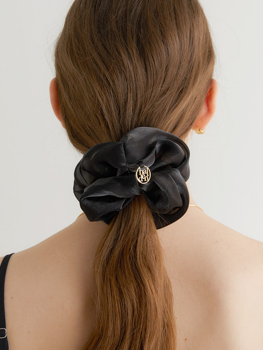 silk sheer logo pendant scrunchie (H009_black)