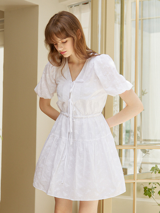 PUNCHING DETAIL RIBBON TIE DRESS_WHITE