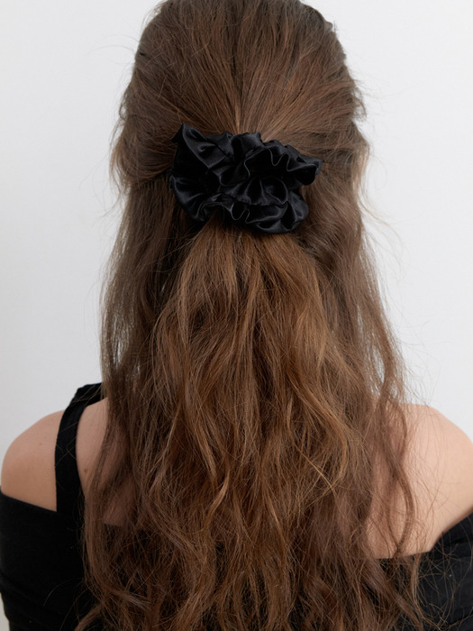 romatic satin ruffle scrunch - black