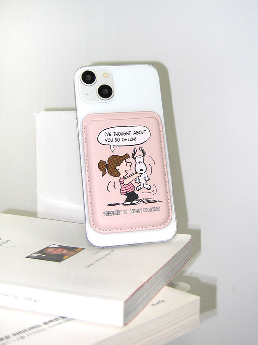 Girl picks up snoopy magsafe card wallet_HC249DWL002O