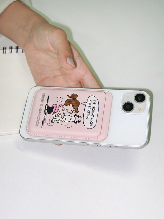 Girl picks up snoopy magsafe card wallet_HC249DWL002O