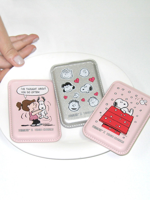 Girl picks up snoopy magsafe card wallet_HC249DWL002O