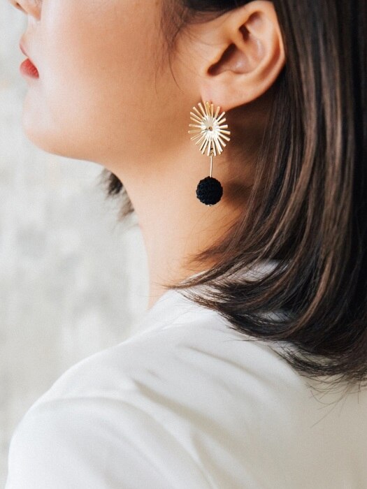 Time and Space (BLACK) knit earring