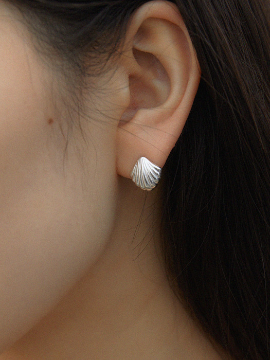 Mini clam earring