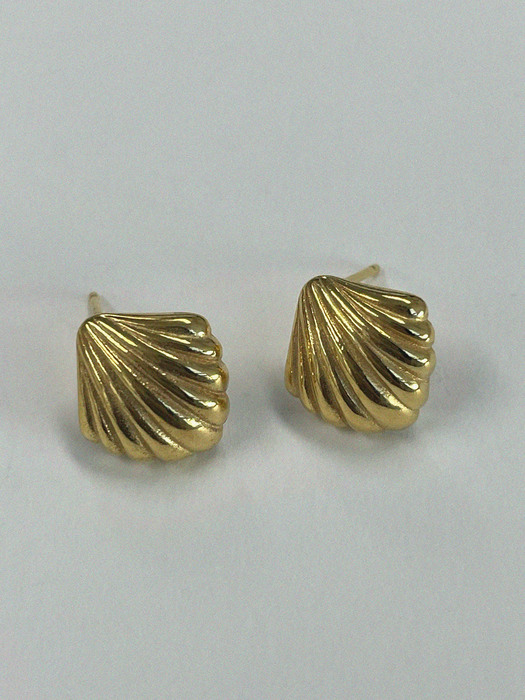 Mini clam earring