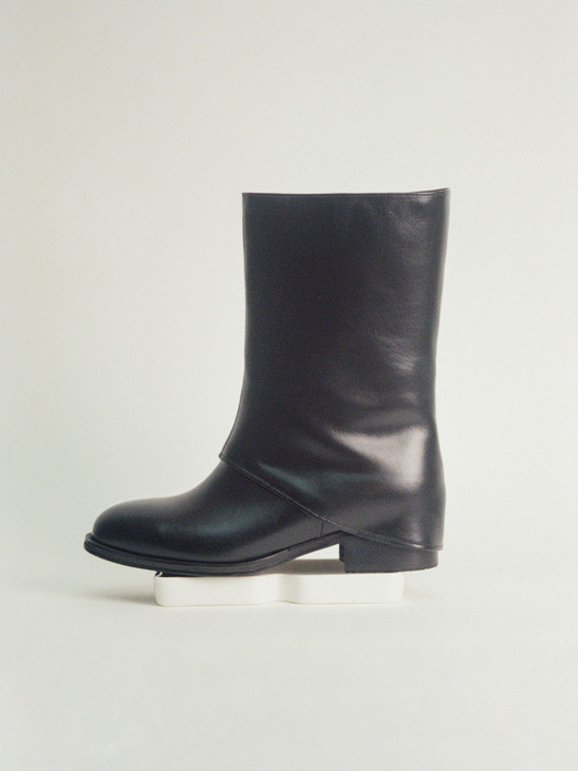 [단독]Cape Middle Boots_Soft Black