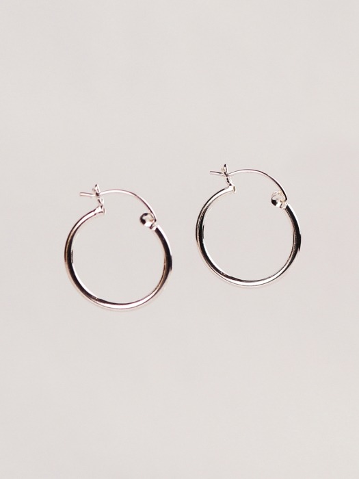 CLASSIC SILVER HOOP EARRING