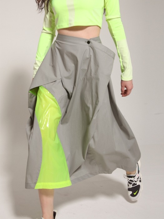 Color-block folding skirt in Grey with neon yellow