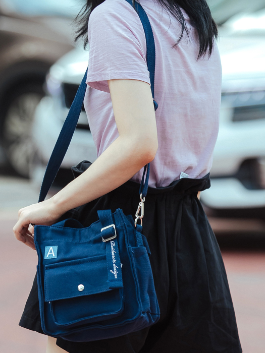 [ANOTHER FRAME X ROIDESROIS] MINI A LABEL CROSS BAG (NAVY)