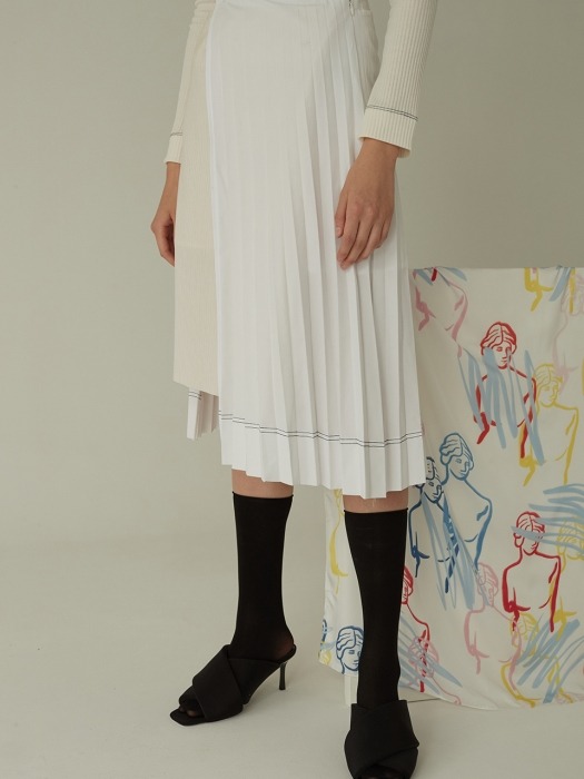 Asymmetry Pleats Skirt - White