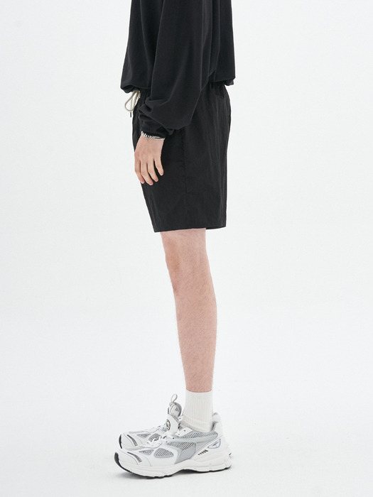 TRENDY SLIT SHORTS_BLACK