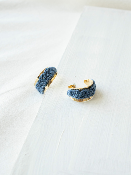 Knitted texture bold curve earring (Denim)