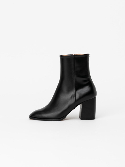 Venista Boots in Black