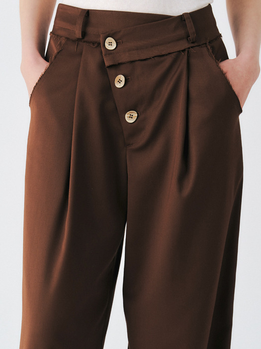 BUTTON POINT ONE TUCK SEMI-WIDE PANTS