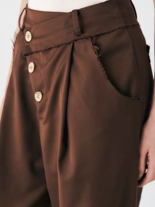 BUTTON POINT ONE TUCK SEMI-WIDE PANTS
