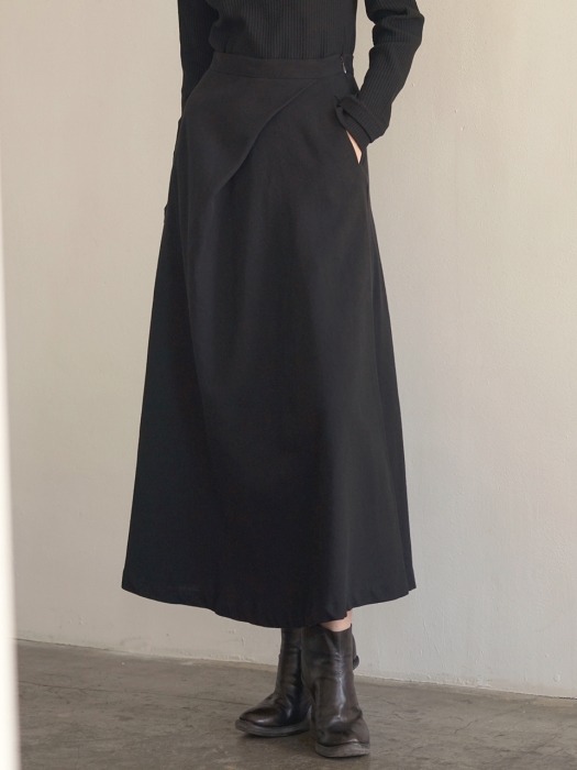 Pleated Long Skirt-Black