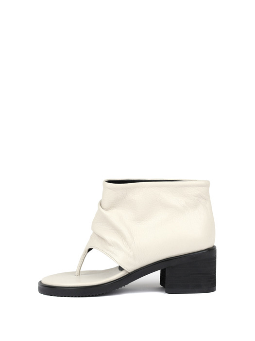 Curve short boots ivory