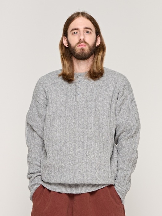 CB HENLEY NECK CABLE KNIT (GRAY)