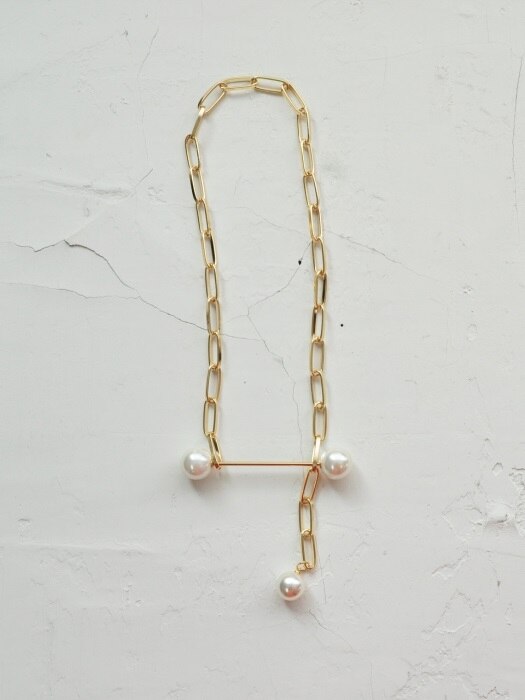 es.chaining pearl necklace