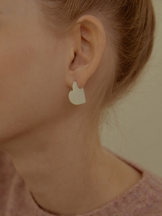 FLAT HEART COLOR EARRING