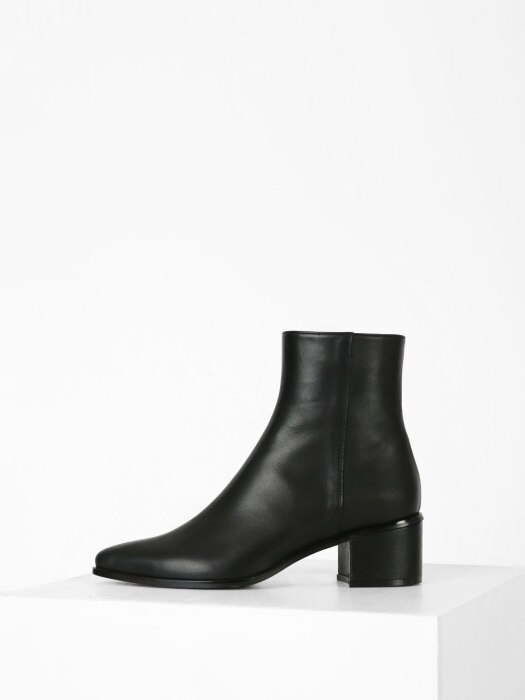 POINTED LINE ANKLE BOOTS - BLACK