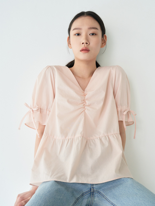 20SR V-NECK SHIRRING BLOUSE (APRICOT)