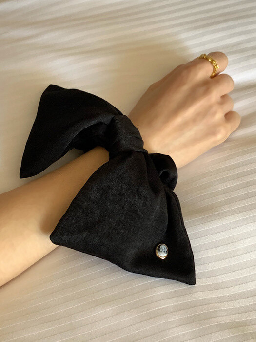 Vintage Mood Cameo Satin Ruffle Scrunchie [Black & Mint] 카메오 새틴 러플 스크런치