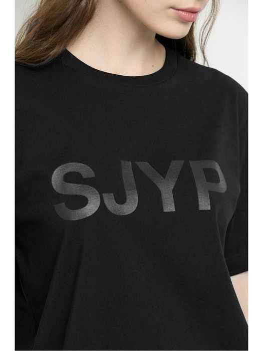 (PW2E3TTOE24WBK) SJYP 볼드 로고 티셔츠