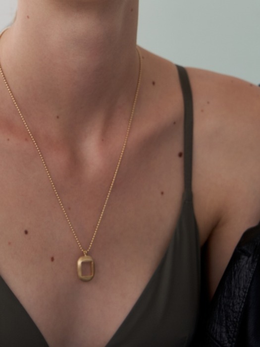 Elliptical pendant necklace