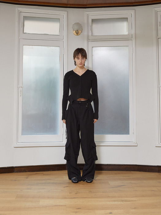 STRING POCKET WIDE CARGO PANTS IN BLACK - Image 3