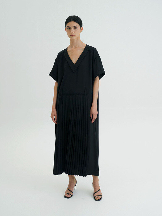 BELTED PLISSE DRESS_BLACK