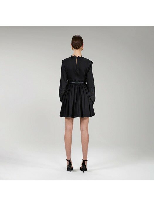 블랙 기퓌르 레이스 빕 미니 드레스 (PF22-020)