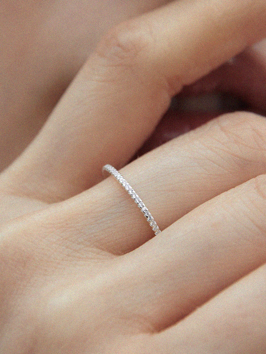 Thin cubic ring