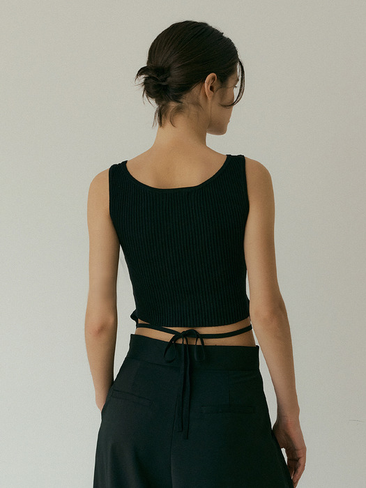 Back strap boat-neck sleeveless knit (black)