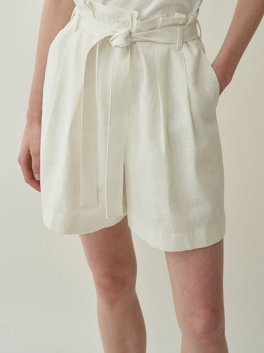 linen tuck short pants (off white)