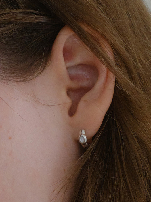 Petit stone earrings -White