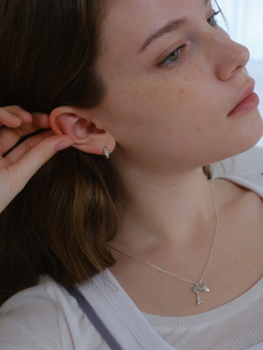 Petit stone earrings -White