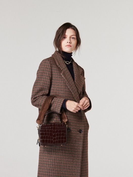 CROCODILE-EFFECT SQUARE BAG. RED BROWN