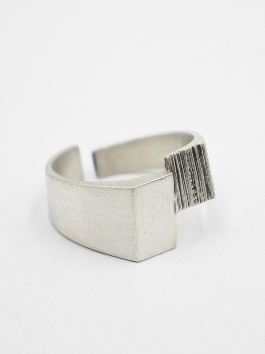 Noise pattern square ring (silver 925)