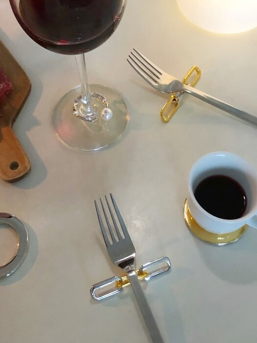 Wine Time Table set (4 와인챰-이어링, 1 와인스토퍼, 4 디저트 커트러리 받침대)