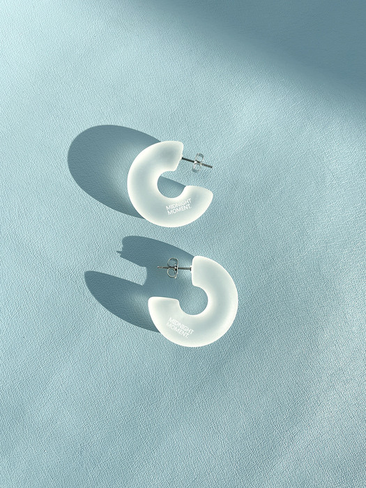 curve soft earring - white